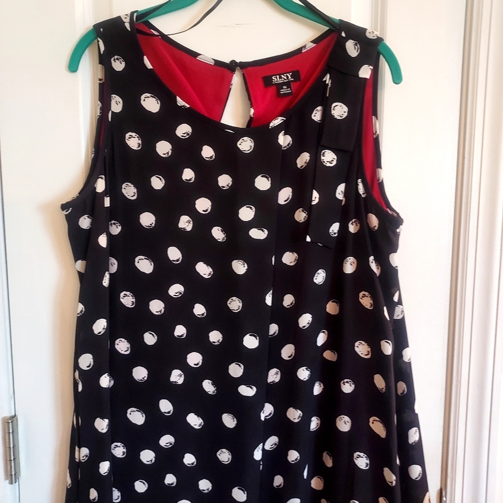 Black sleeveless dress
